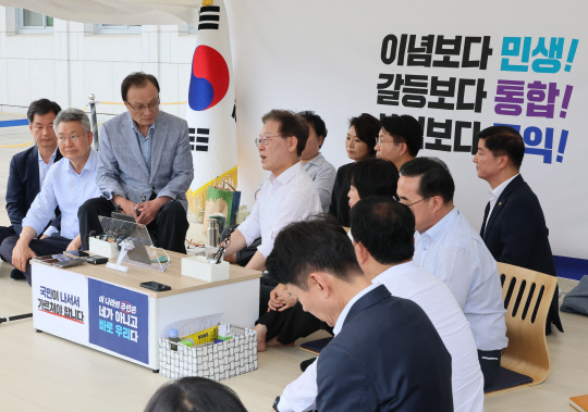 이해찬 더불어민주당 상임고문이 4일 오후 국회 본청 앞에서 닷새째 단식을 이어가고 있는 더불어민주당 이재명 대표를 위로 방문하고 있다.연합뉴스